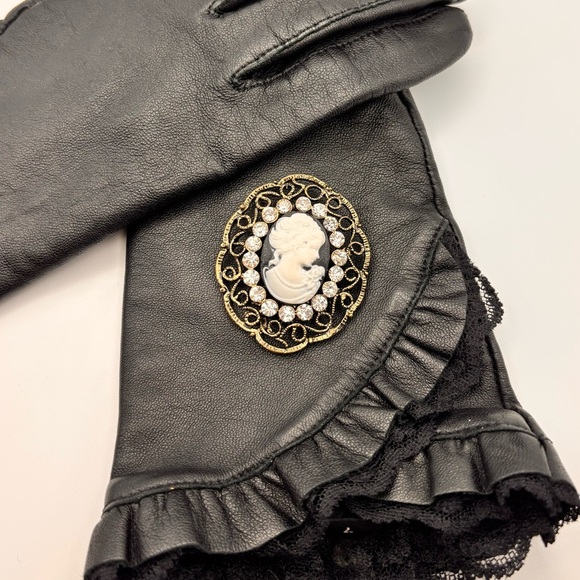 Unsigned Jewelry - Vintage Victorian Revival Cameo Brooch